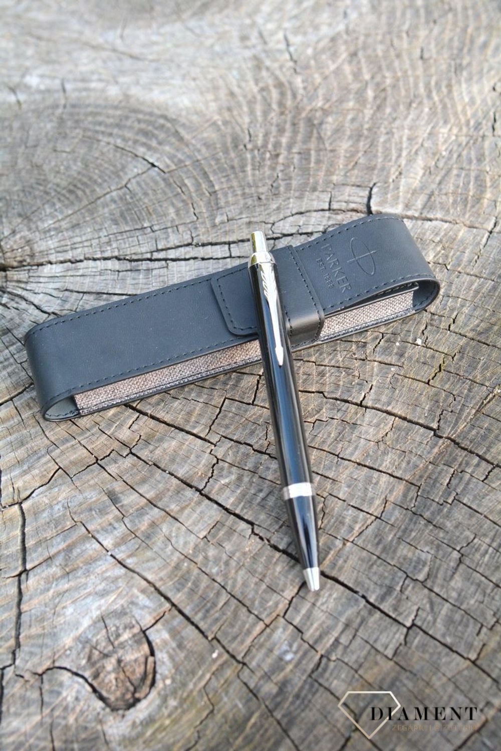 Zestaw prezentowy Parker Pióro wieczne Parker IM Czarne 2122003 z etui. Długopis Parker w czarnym kolorze ze srebrnymi wykończeniami to idealna propozycja dla kobiety jak i mężczyzny (2).JPG